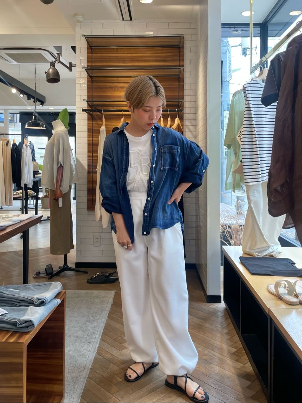 LARUTAの【夏も着れるデニム】デニム風加工シャツを使った