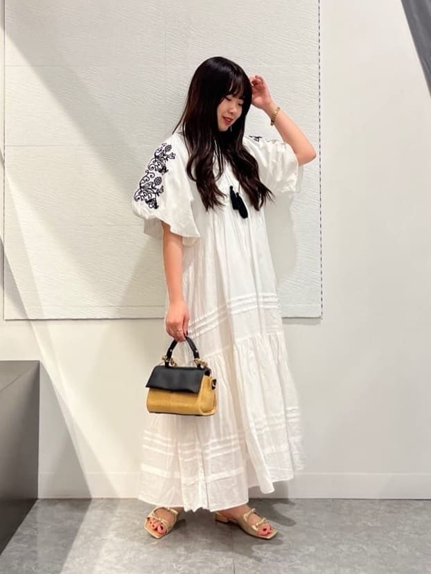 Vinのフラワー刺繍コットンティアードワンピースを使ったコーディネートを紹介します。｜Rakuten Fashion(楽天ファッション／旧楽天ブランドアベニュー)5797188