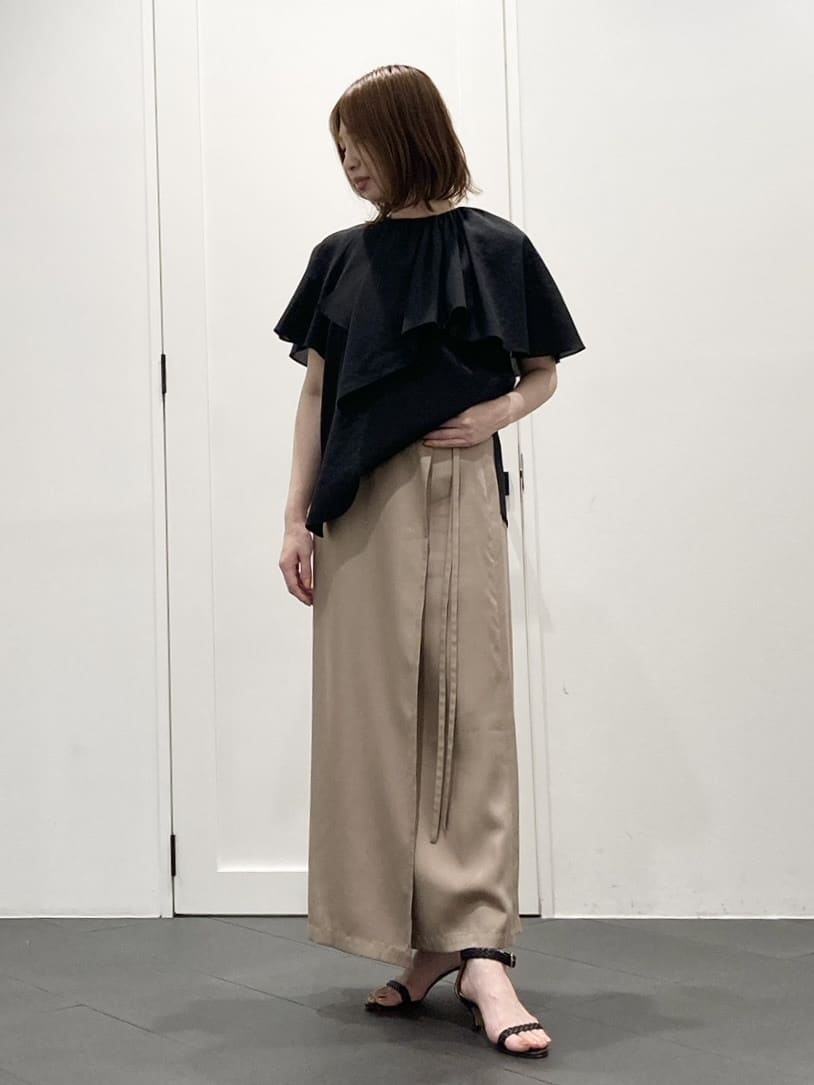 1er ArrondissementのワンサイドケープTブラウスを使ったコーディネートを紹介します。｜Rakuten Fashion(楽天ファッション／旧楽天ブランドアベニュー)5808987