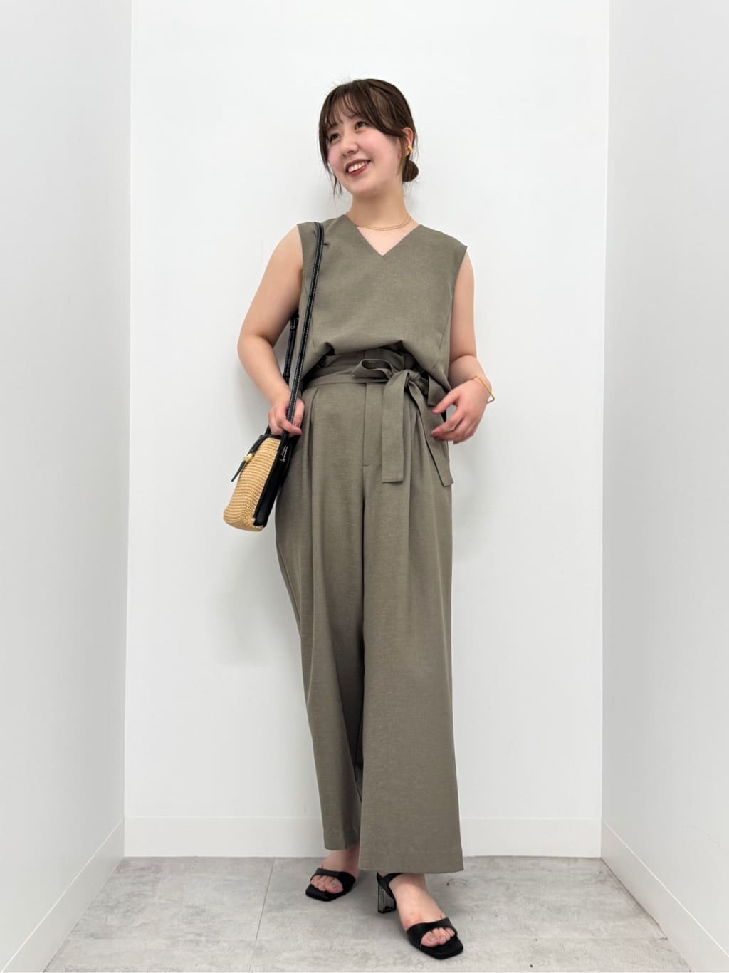 VinのリネンライクVネックブラウスを使ったコーディネートを紹介します。｜Rakuten Fashion(楽天ファッション／旧楽天ブランドアベニュー)5809573