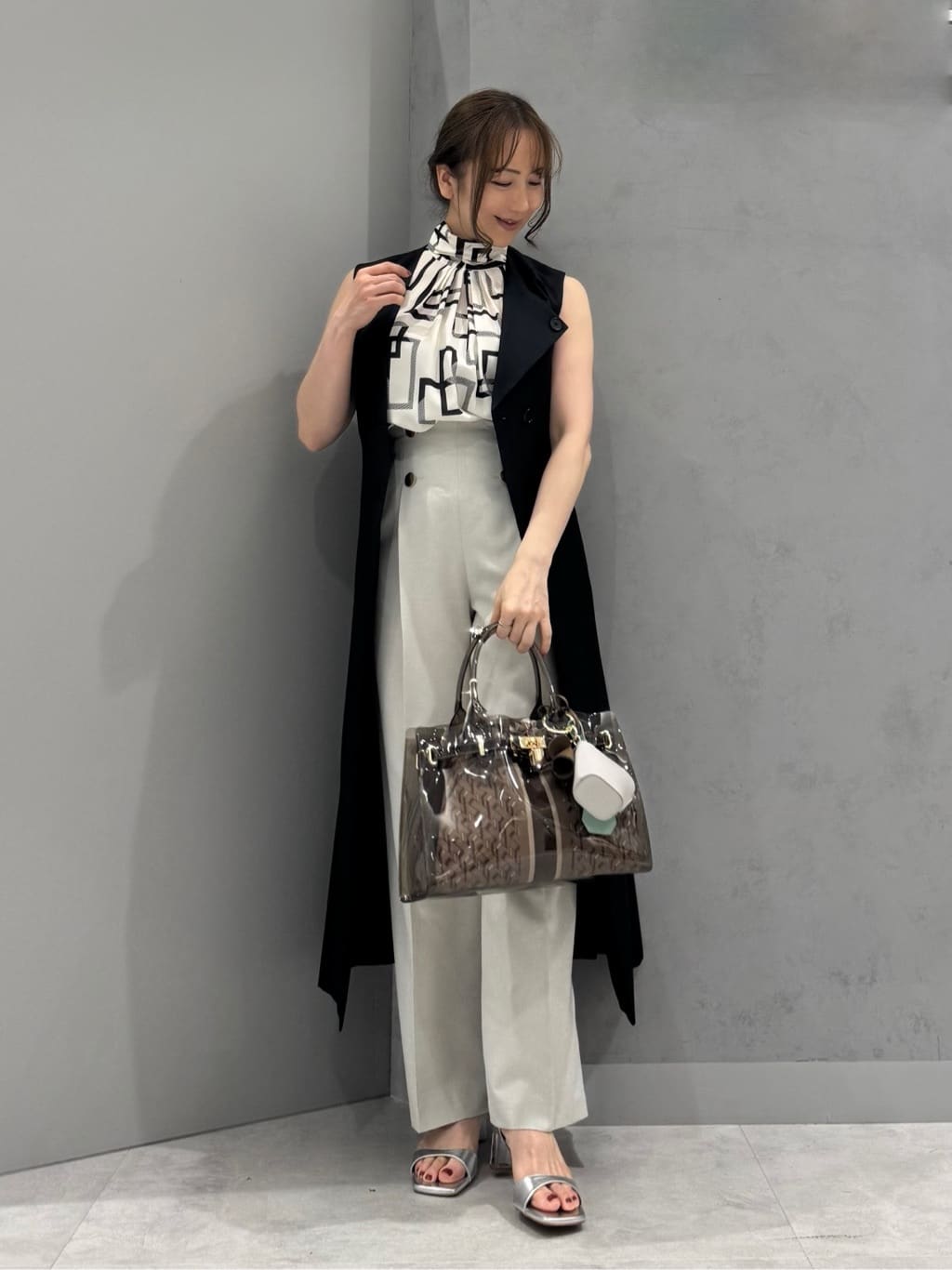 Vinのジオメトリックバックリボンブラウスを使ったコーディネートを紹介します。｜Rakuten Fashion(楽天ファッション／旧楽天ブランドアベニュー)5809597