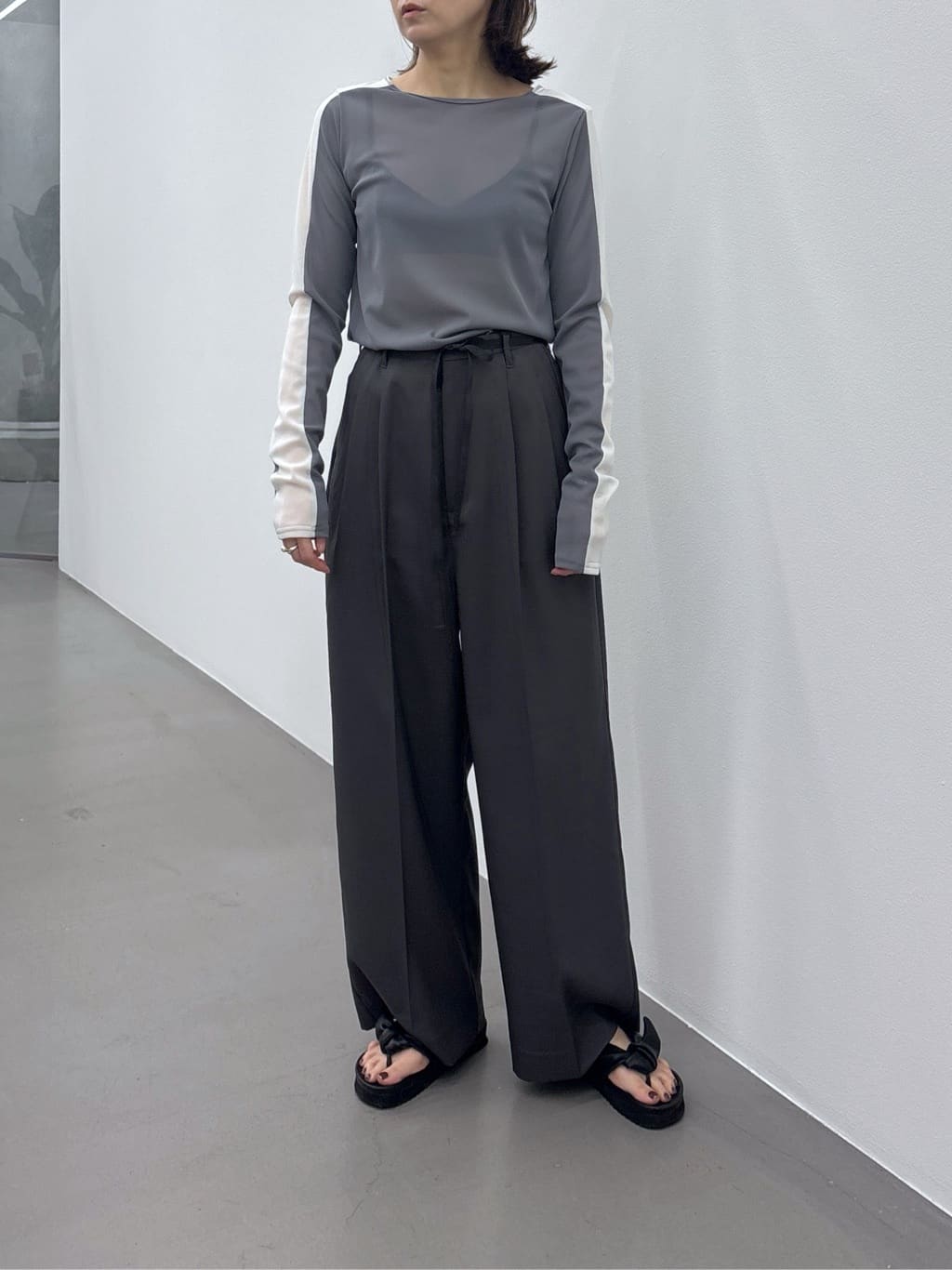moussyのTUCK トラウザーズを使ったコーディネートを紹介します。｜Rakuten Fashion(楽天ファッション／旧楽天ブランドアベニュー)5811913