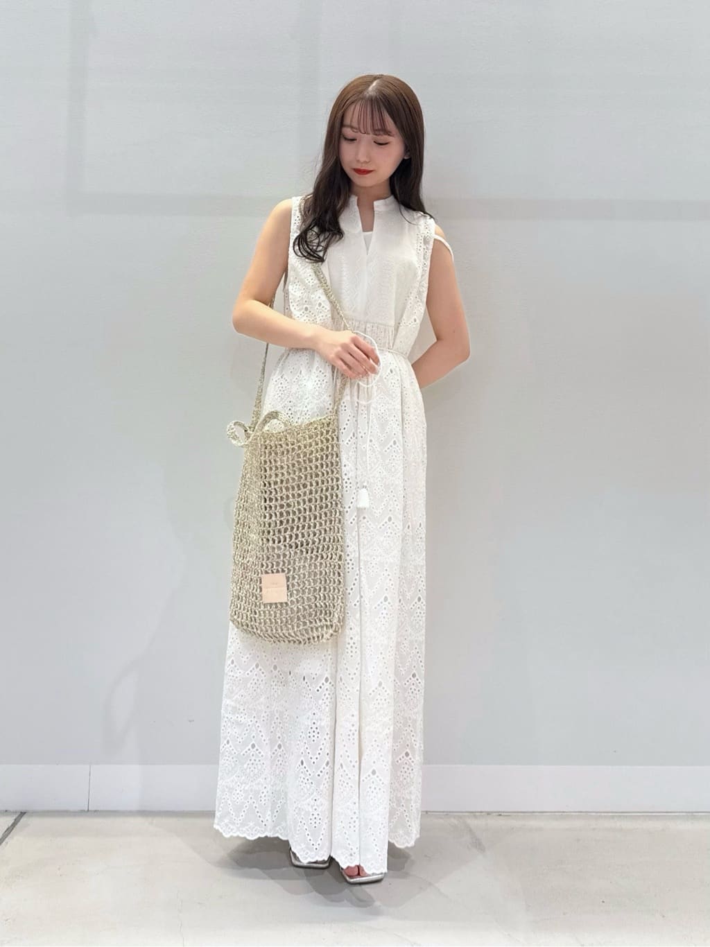 Vinのカットワークレースノースリーブワンピースを使ったコーディネートを紹介します。｜Rakuten Fashion(楽天ファッション／旧楽天ブランドアベニュー)5812312