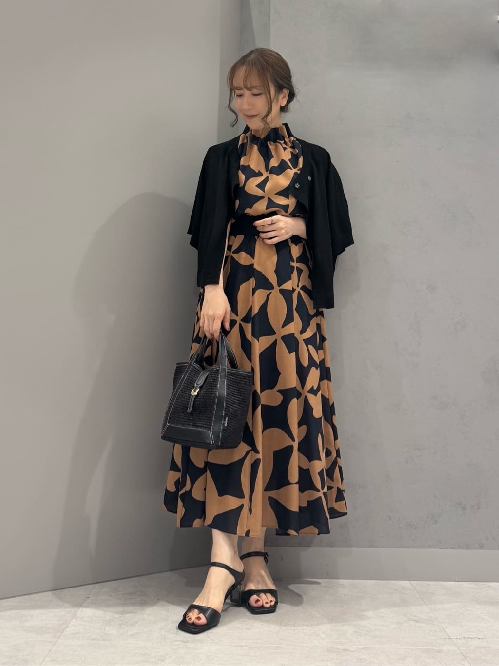 Vinのリネン調フラワーモチーフブラウスを使ったコーディネートを紹介します。｜Rakuten Fashion(楽天ファッション／旧楽天ブランドアベニュー)5816232