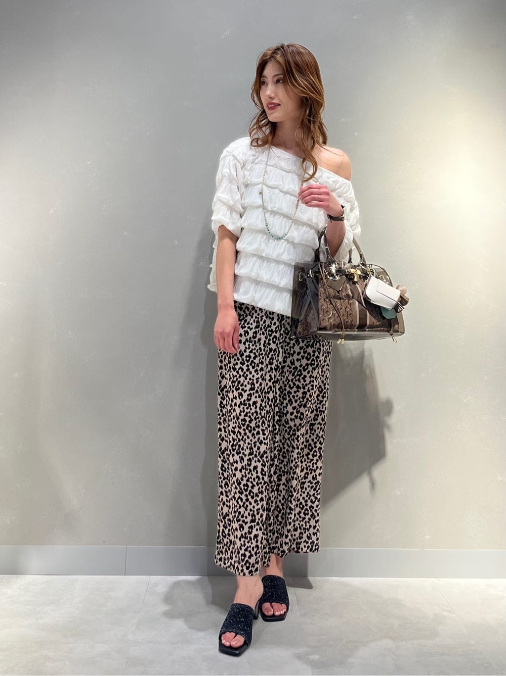 Vinのシャーリングオフショルトップスを使ったコーディネートを紹介します。｜Rakuten Fashion(楽天ファッション／旧楽天ブランドアベニュー)5816568