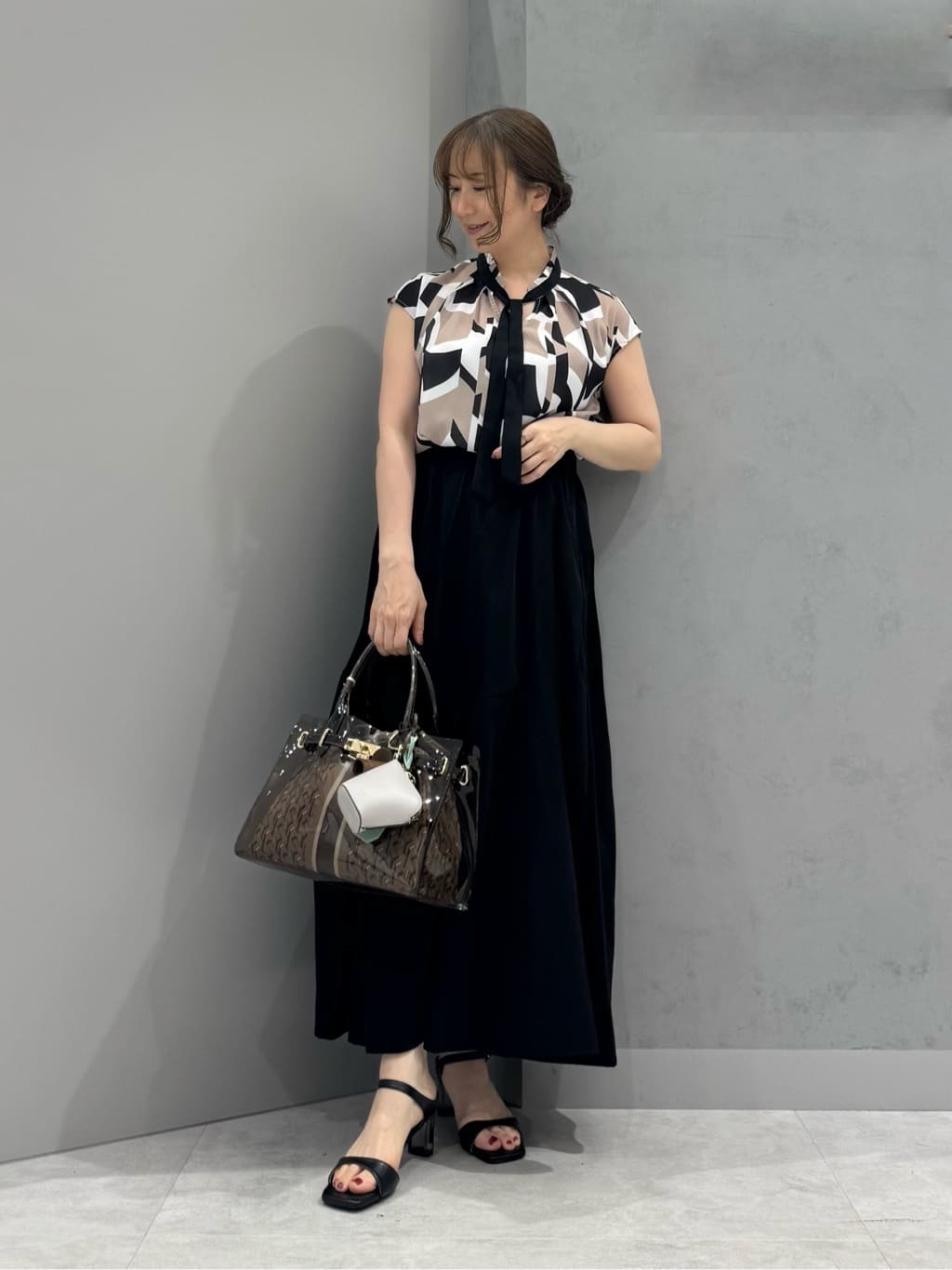 Vinのジオメトリックリボンブラウスを使ったコーディネートを紹介します。｜Rakuten Fashion(楽天ファッション／旧楽天ブランドアベニュー)5820032