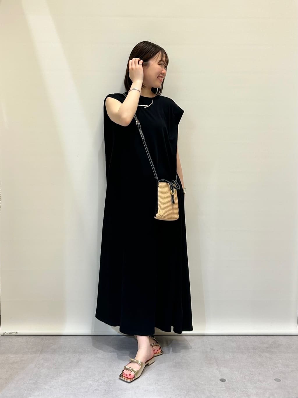 Vinのバックスカーフカットワンピースを使ったコーディネートを紹介します。｜Rakuten Fashion(楽天ファッション／旧楽天ブランドアベニュー)5820034