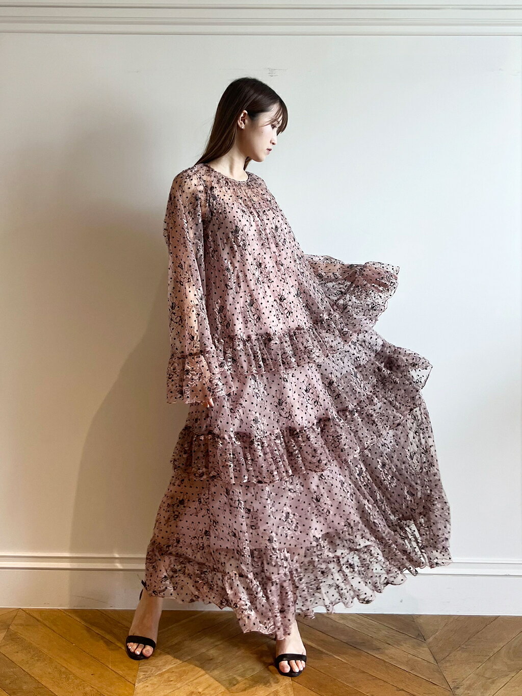 allurevilleの【LOULOU WILLOUGHBY】フロッキードットレースワンピースを使ったコーディネートを紹介します。｜Rakuten Fashion(楽天ファッション／旧楽天ブランドアベニュー)5836575