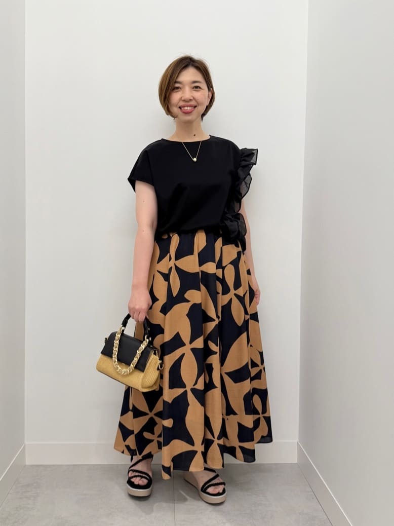 Vinのアシンメトリーフリルフレンチスカットソーを使ったコーディネートを紹介します。｜Rakuten Fashion(楽天ファッション／旧楽天ブランドアベニュー)5836903