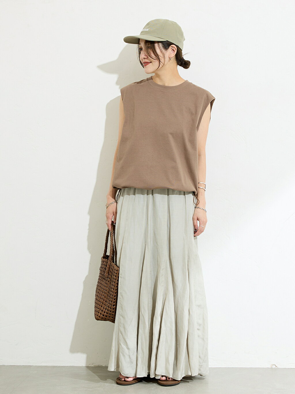 JOURNAL STANDARDの《追加》シャーリングノースリーブTシャツを使ったコーディネートを紹介します。｜Rakuten Fashion(楽天ファッション／旧楽天ブランドアベニュー)5841172