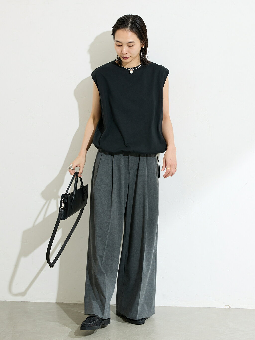JOURNAL STANDARDの《追加》シャーリングノースリーブTシャツを使ったコーディネートを紹介します。｜Rakuten Fashion(楽天ファッション／旧楽天ブランドアベニュー)5841200