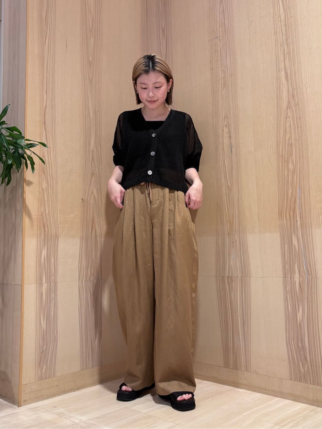 LASUDの"SUPERNOVA"バンブーハンドルペーパーバッグを使ったコーディネートを紹介します。｜Rakuten Fashion(楽天ファッション／旧楽天ブランドアベニュー)5844188