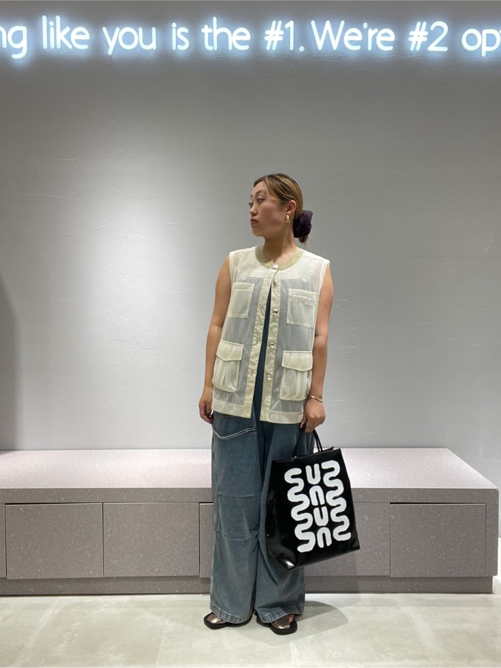 LASUDのロゴテープ配色メッシュベストを使ったコーディネートを紹介します。｜Rakuten Fashion(楽天ファッション／旧楽天ブランドアベニュー)5850056