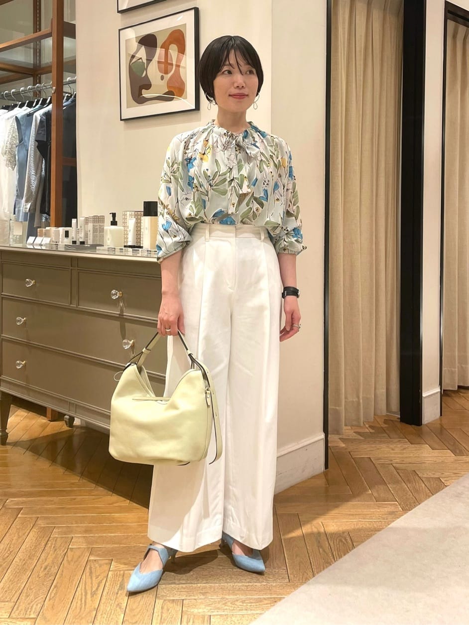 TOMORROWLANDのオキザリスフラワープリント ボウタイギャザーブラウス