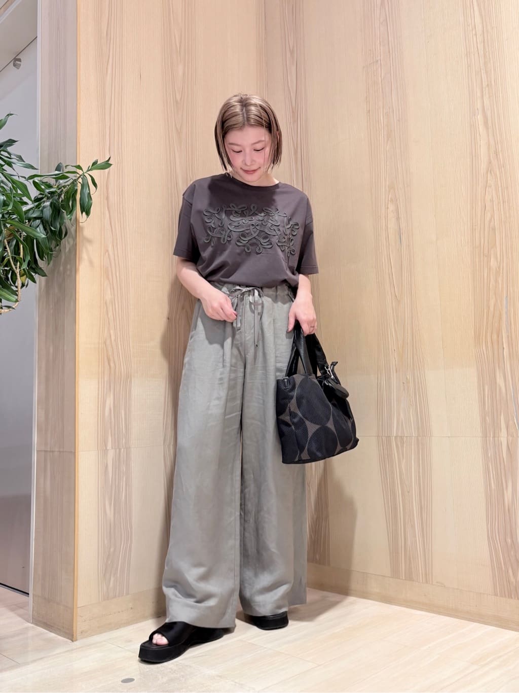 LASUDのレーヨン麻ワイドパンツを使ったコーディネートを紹介します。｜Rakuten Fashion(楽天ファッション／旧楽天ブランドアベニュー)5858850