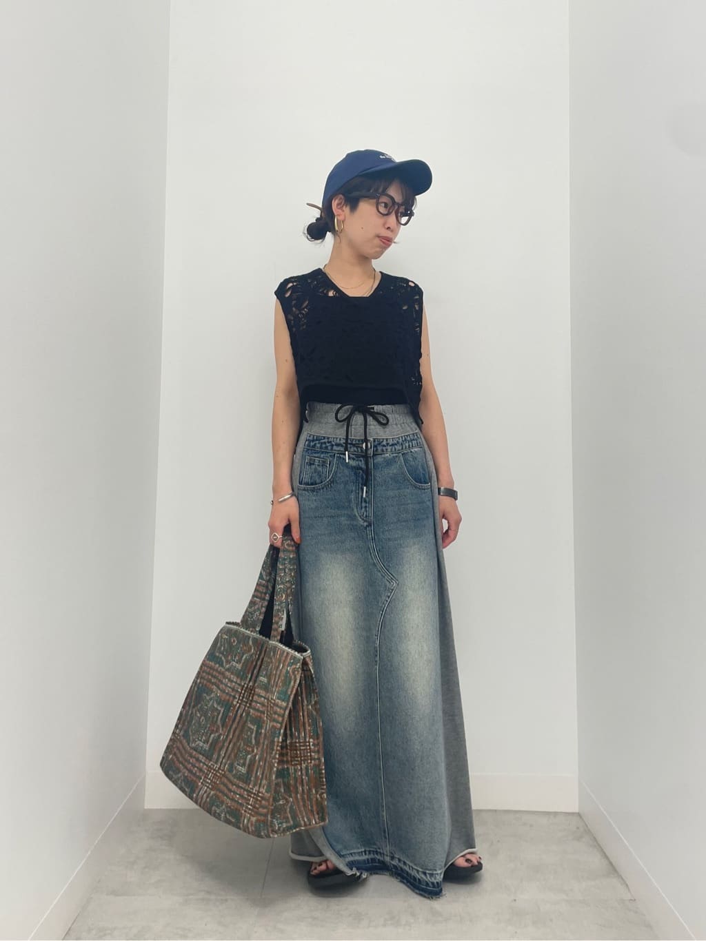 LASUDのスウェット切替デニムスカートを使ったコーディネートを紹介します。｜Rakuten Fashion(楽天ファッション／旧楽天ブランドアベニュー)5859954