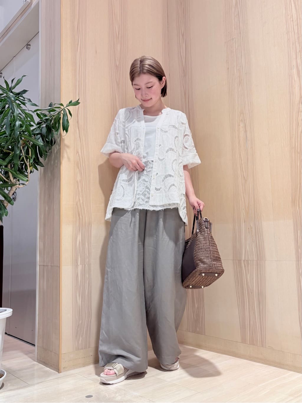 Vinのシャギーヘムノースリーブトップスを使ったコーディネートを紹介します。｜Rakuten Fashion(楽天ファッション／旧楽天ブランドアベニュー)5867861