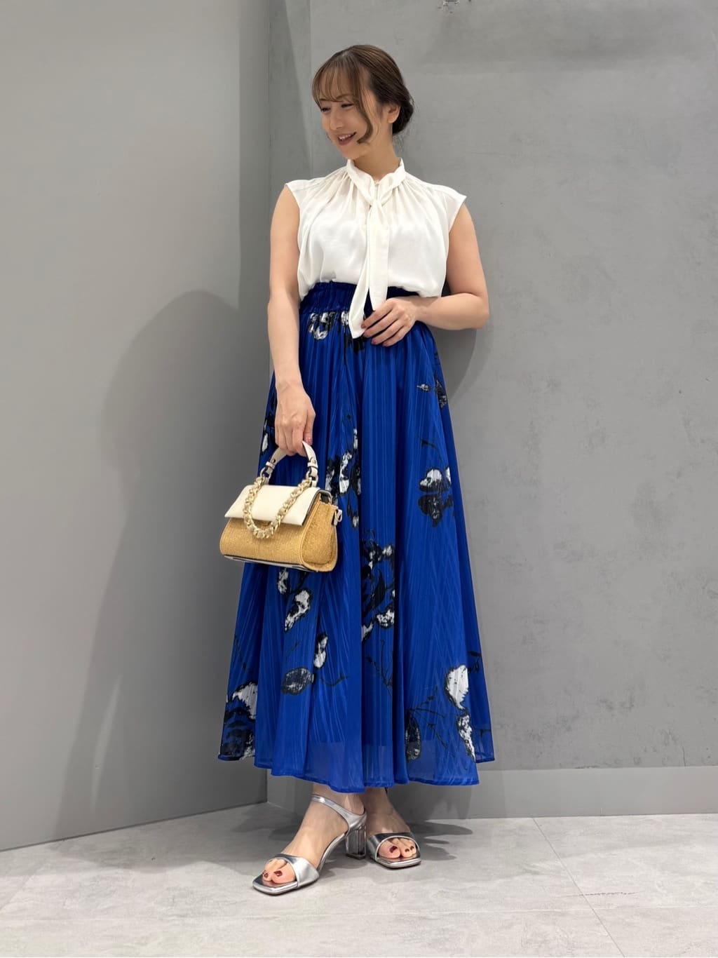 Vinのサテン×カットソーボウタイブラウスを使ったコーディネートを紹介します。｜Rakuten Fashion(楽天ファッション／旧楽天ブランドアベニュー)5869002