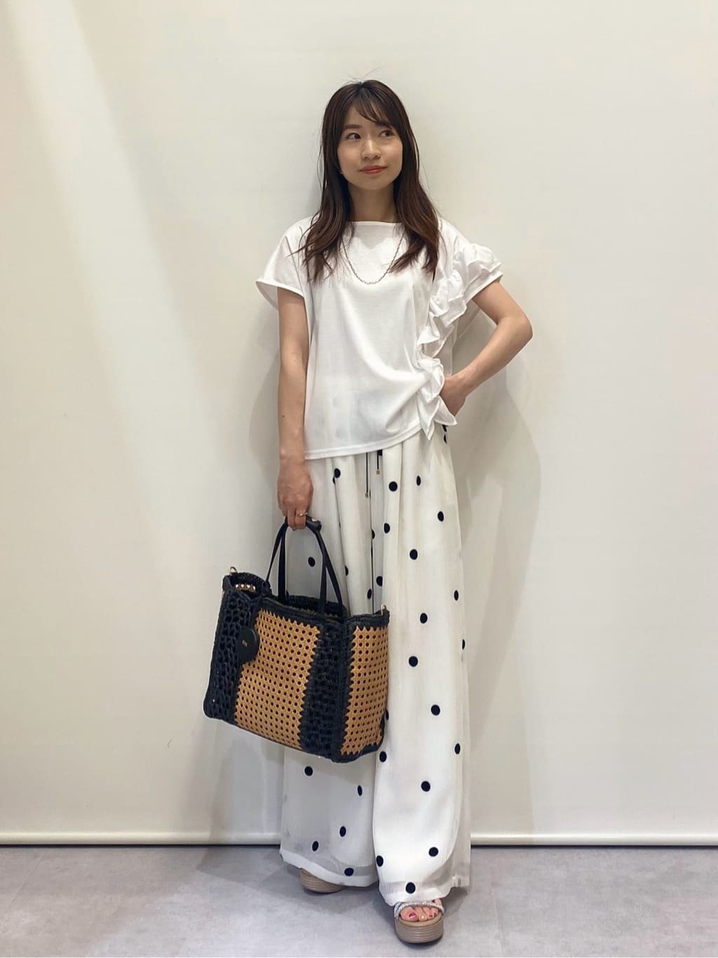 Vinのアシンメトリーフリルフレンチスカットソーを使ったコーディネートを紹介します。｜Rakuten Fashion(楽天ファッション／旧楽天ブランドアベニュー)5876643