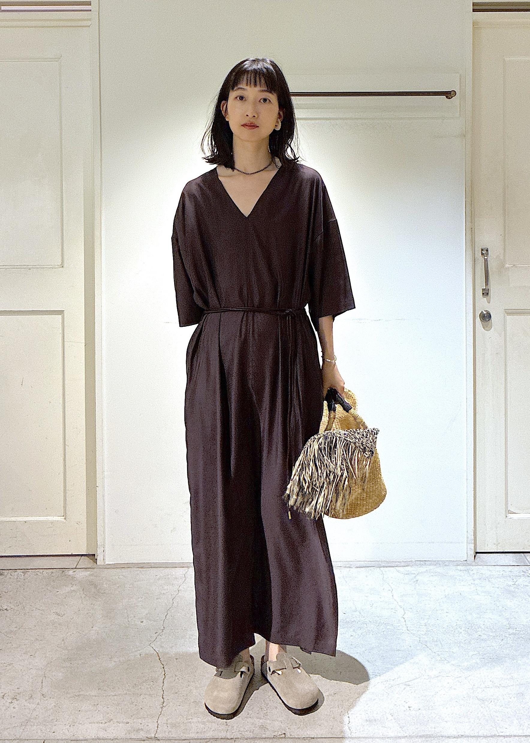 SALON adam et rope'のキュプラツイルVネックワンピースを使ったコーディネートを紹介します。｜Rakuten Fashion(楽天ファッション／旧楽天ブランドアベニュー)5933749