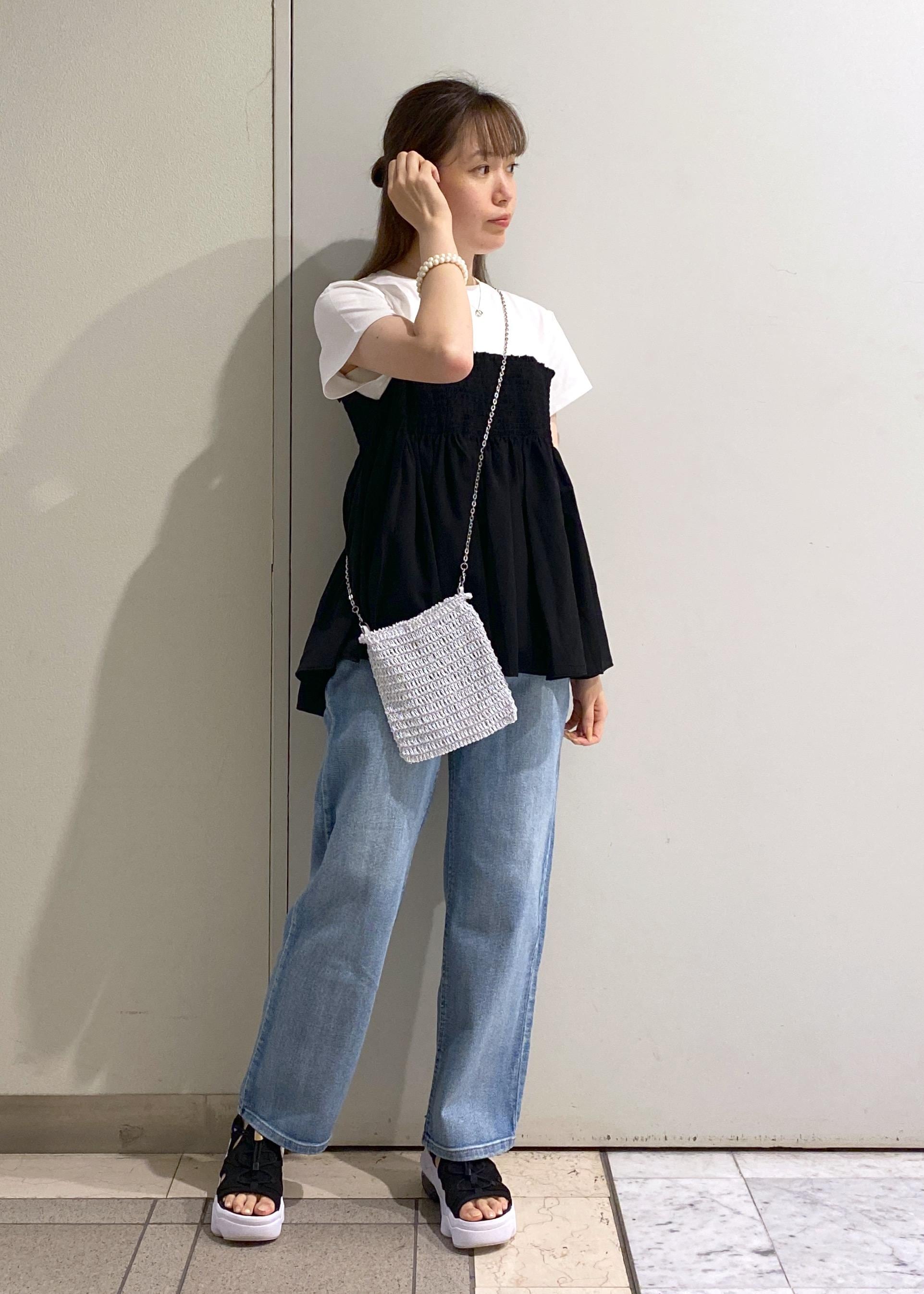 ROPE' PICNICのシャーリングビスチェ風ドッキングカットソーを使ったコーディネートを紹介します。｜Rakuten Fashion(楽天ファッション／旧楽天ブランドアベニュー)5934277