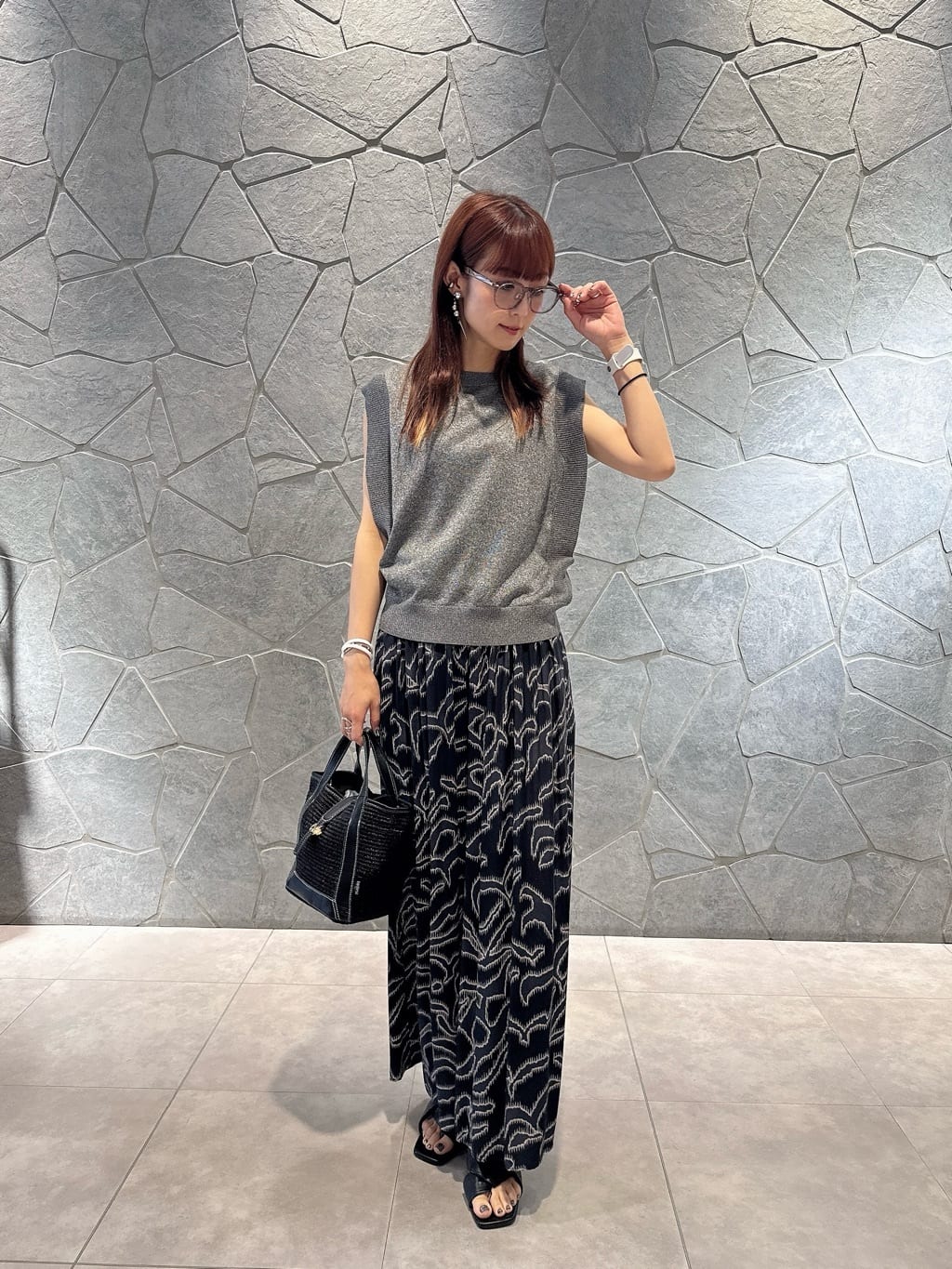 Vinのノースリーブラメニットトップスを使ったコーディネートを紹介します。｜Rakuten Fashion(楽天ファッション／旧楽天ブランドアベニュー)5891959