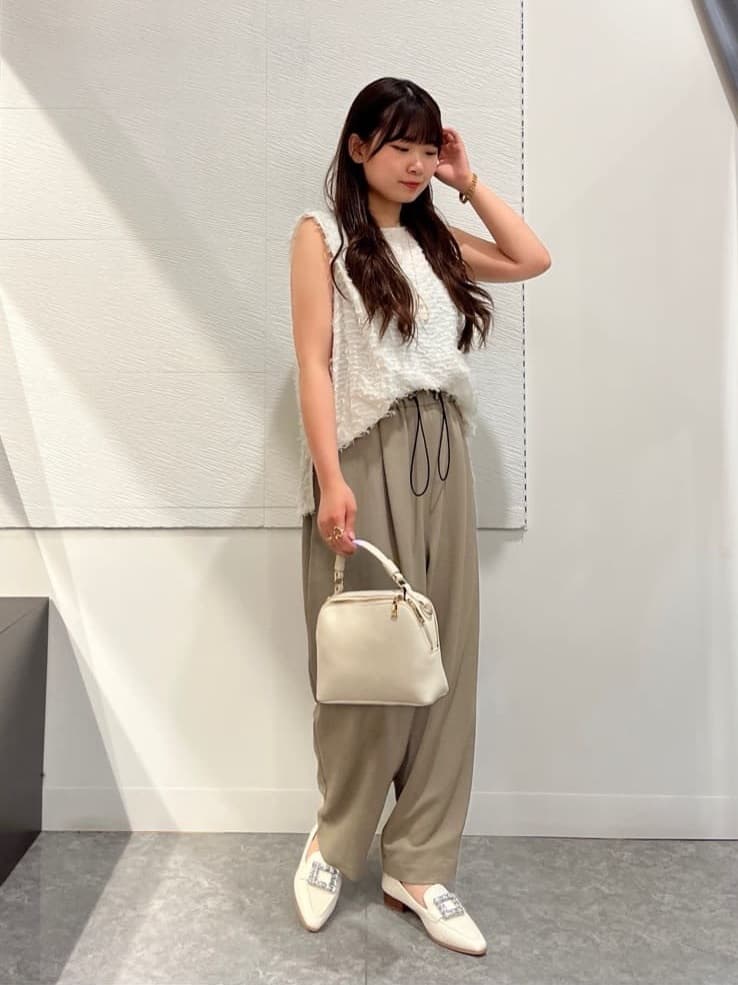 Vinのフェザーノースリーブブラウスを使ったコーディネートを紹介します。｜Rakuten Fashion(楽天ファッション／旧楽天ブランドアベニュー)5892428