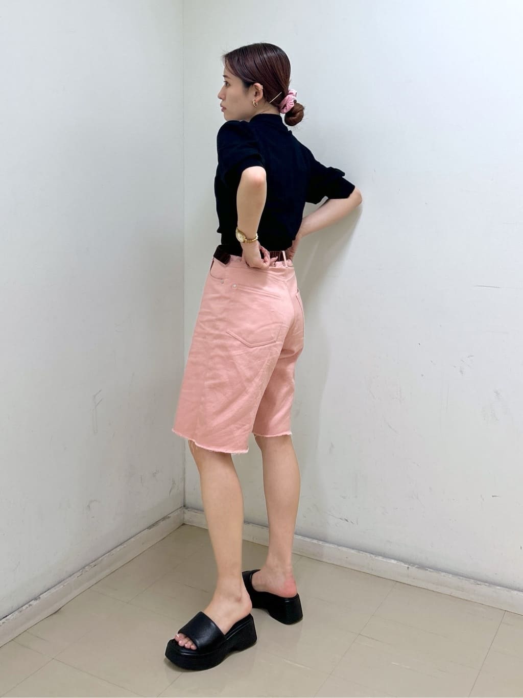 STACCATOのベックプラットフォームサンダルを使ったコーディネートを紹介します。｜Rakuten Fashion(楽天ファッション／旧楽天ブランドアベニュー)5895272