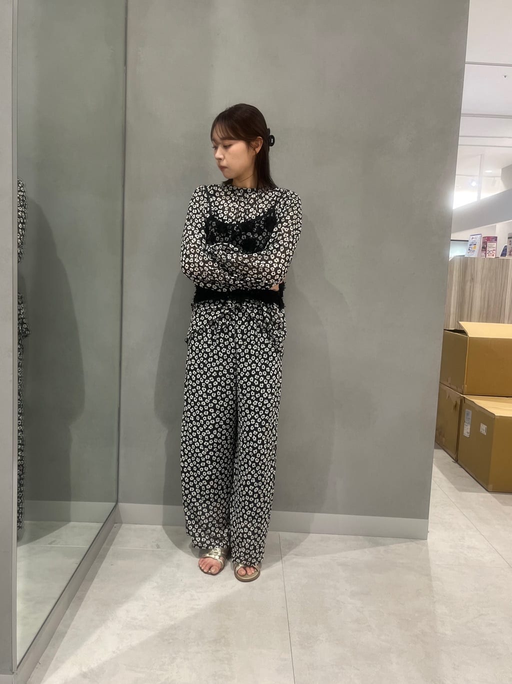 Vinのフラワープリントスカーフラップパンツを使ったコーディネートを紹介します。｜Rakuten Fashion(楽天ファッション／旧楽天ブランドアベニュー)5900853