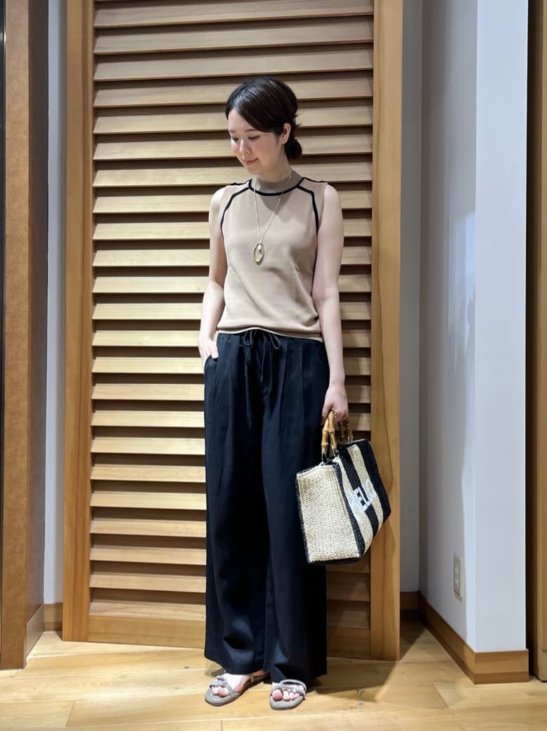 Vinの配色ノースリーブニットトップスを使ったコーディネートを紹介します。｜Rakuten Fashion(楽天ファッション／旧楽天ブランドアベニュー)5903012