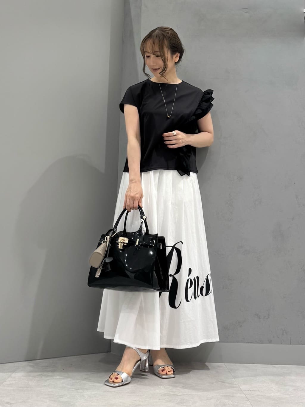 Vinのアシンメトリーフリルフレンチスカットソーを使ったコーディネートを紹介します。｜Rakuten Fashion(楽天ファッション／旧楽天ブランドアベニュー)5910861