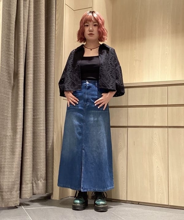 BEAMS HEARTのスリット デニム ナロースカートを使ったコーディネートを紹介します。｜Rakuten Fashion(楽天ファッション／旧楽天ブランドアベニュー)5916213