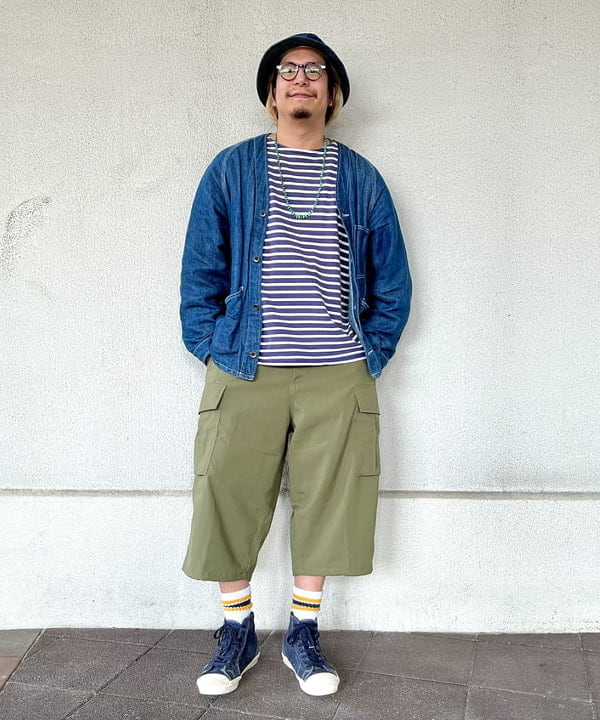 BEAMS MENのクロップド クイックドライ バルーン カーゴパンツ(吸水速乾)を使ったコーディネートを紹介します。｜Rakuten Fashion(楽天ファッション／旧楽天ブランドアベニュー)5916221