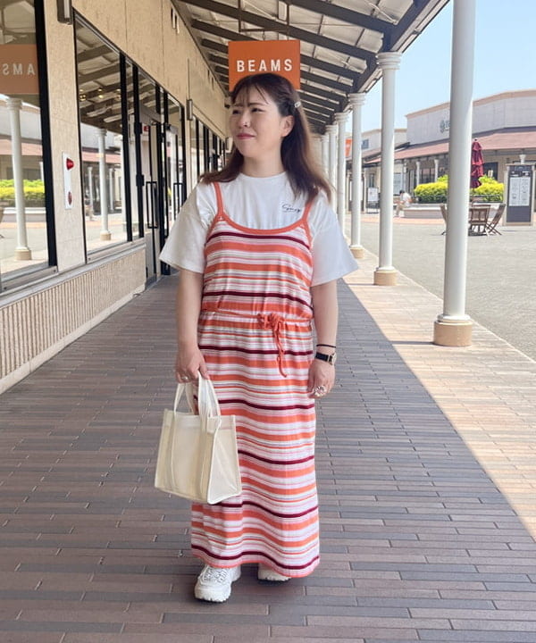 BEAMS OUTLETのBEAMS BOY / マルチボーダー キャミソール ワンピース23SSを使ったコーディネートを紹介します。｜Rakuten Fashion(楽天ファッション／旧楽天ブランドアベニュー)5916303