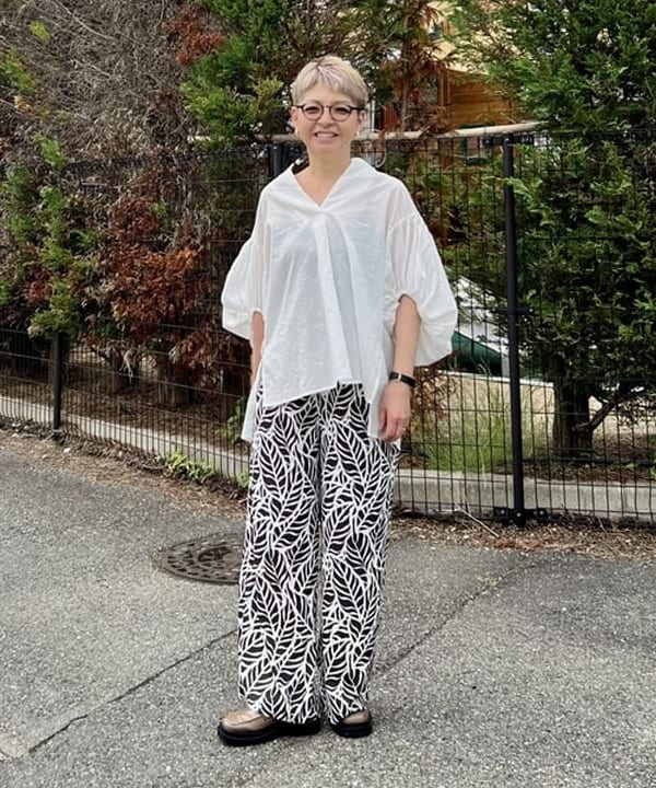 BEAMS HEARTのリーフプリント イージー パンツを使ったコーディネートを紹介します。｜Rakuten Fashion(楽天ファッション／旧楽天ブランドアベニュー)5917068