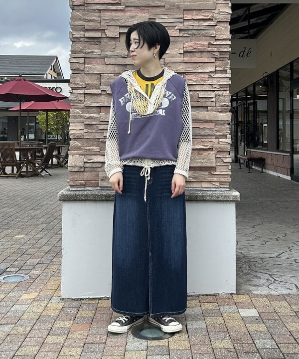 BEAMS HEARTのスリット デニム ナロースカートを使ったコーディネートを紹介します。｜Rakuten Fashion(楽天ファッション／旧楽天ブランドアベニュー)5917336