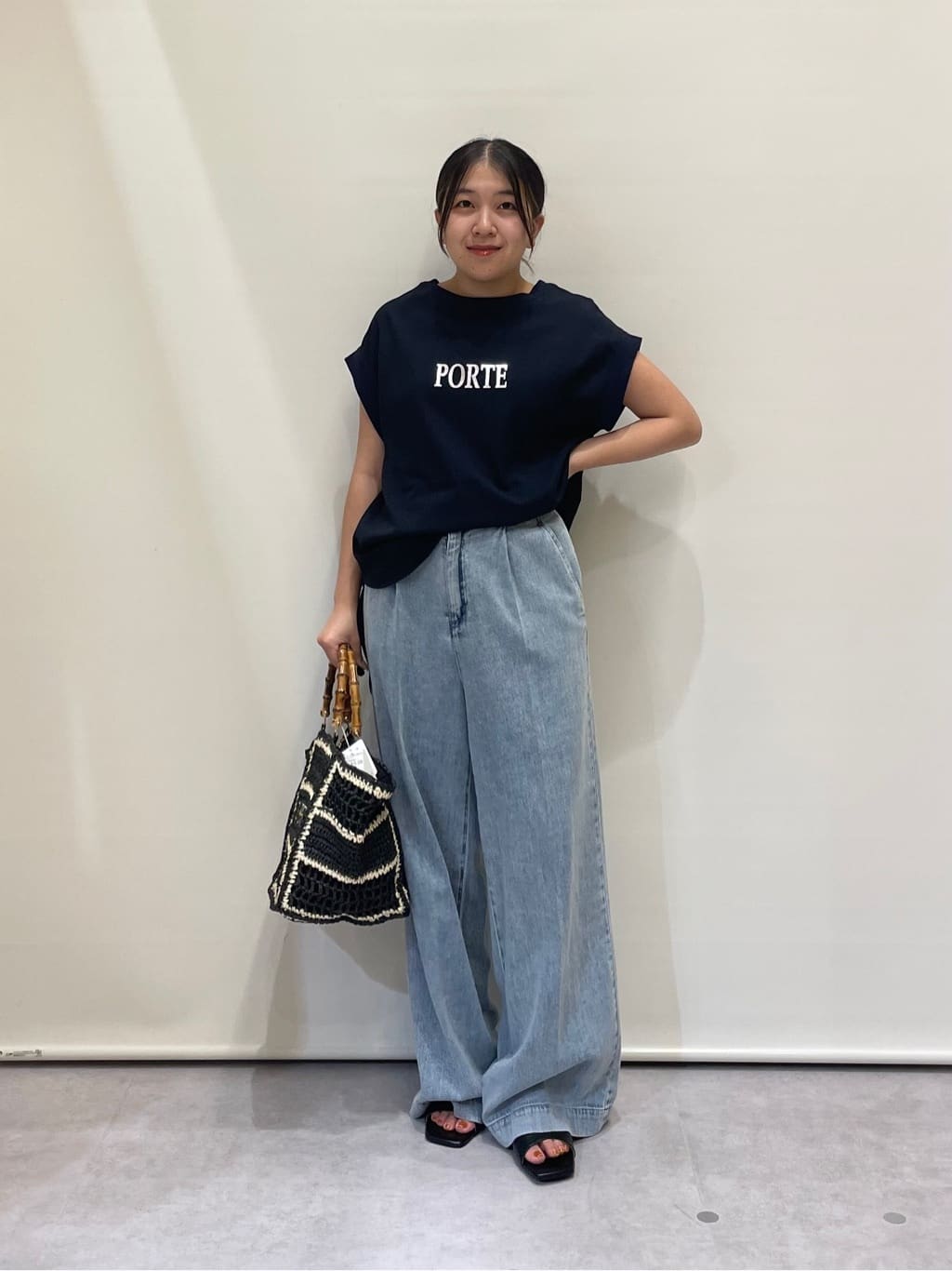 Vinの箔プリントロゴトップスを使ったコーディネートを紹介します。｜Rakuten Fashion(楽天ファッション／旧楽天ブランドアベニュー)5920963