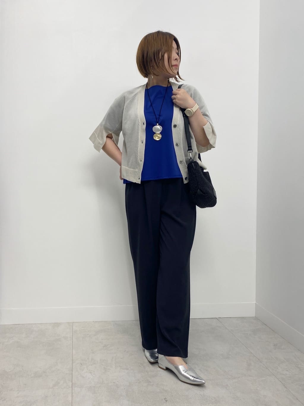 LASUDのVネッククロップドカーディガンを使ったコーディネートを紹介します。｜Rakuten Fashion(楽天ファッション／旧楽天ブランドアベニュー)5922148