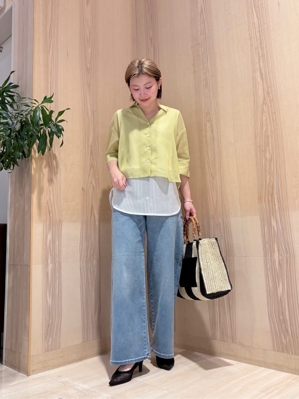 Vinのバックテープショートシアーシャツを使ったコーディネートを紹介します。｜Rakuten Fashion(楽天ファッション／旧楽天ブランドアベニュー)5924435