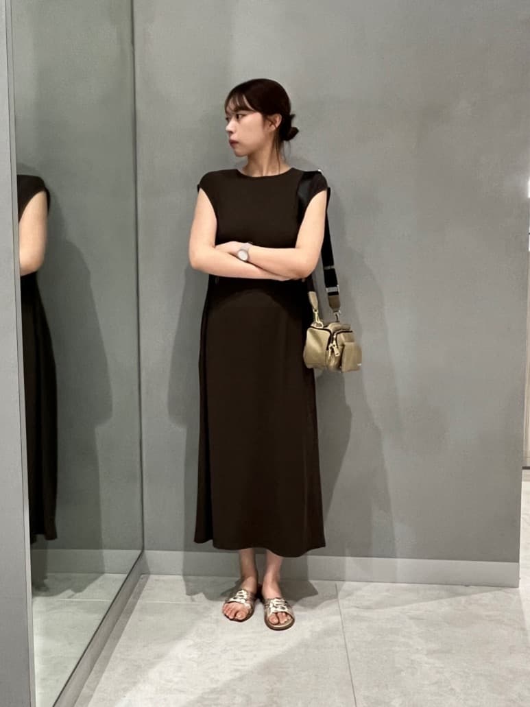 LASUDのバックベルトノースリーブリブワンピースを使ったコーディネートを紹介します。｜Rakuten Fashion(楽天ファッション／旧楽天ブランドアベニュー)5924503