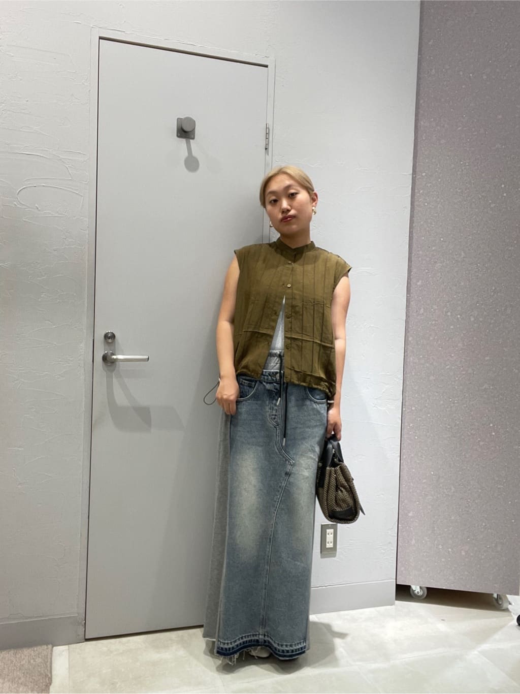 LASUDのスウェット切替デニムスカートを使ったコーディネートを紹介します。｜Rakuten Fashion(楽天ファッション／旧楽天ブランドアベニュー)5927042