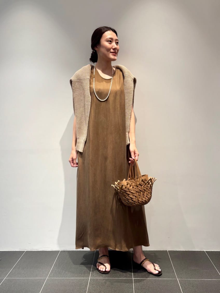 1er Arrondissementのキュプラフィブリルフレアーワンピースを使ったコーディネートを紹介します。｜Rakuten Fashion(楽天ファッション／旧楽天ブランドアベニュー)5935112