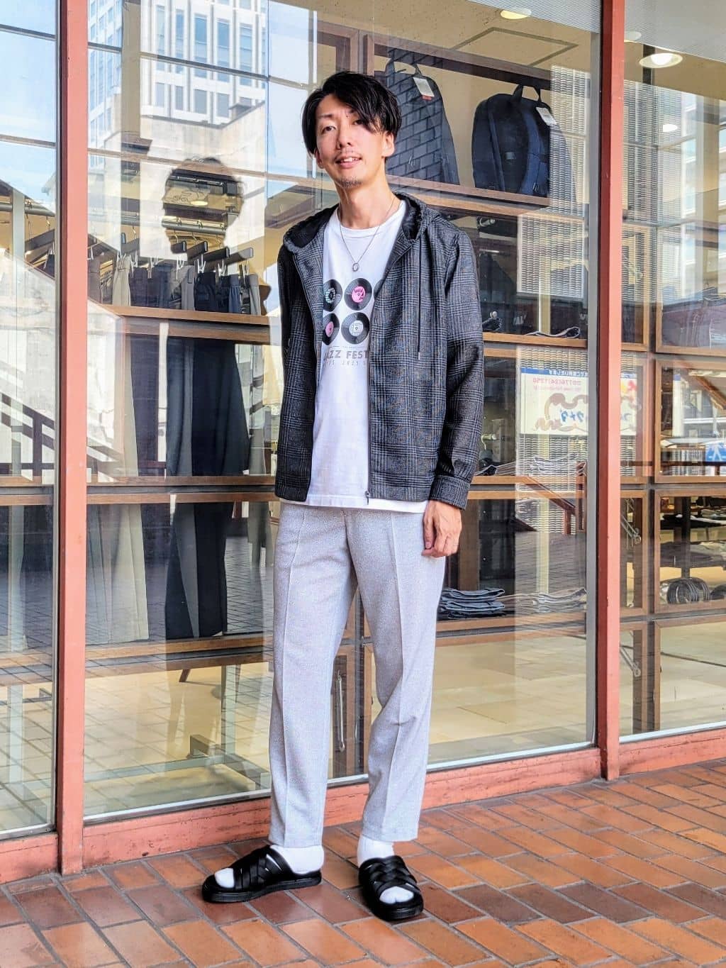 TAKEO KIKUCHIの【軽羽織】カラミ織り フード羽織りシャツを使ったコーディネートを紹介します。｜Rakuten Fashion(楽天ファッション／旧楽天ブランドアベニュー)5936083