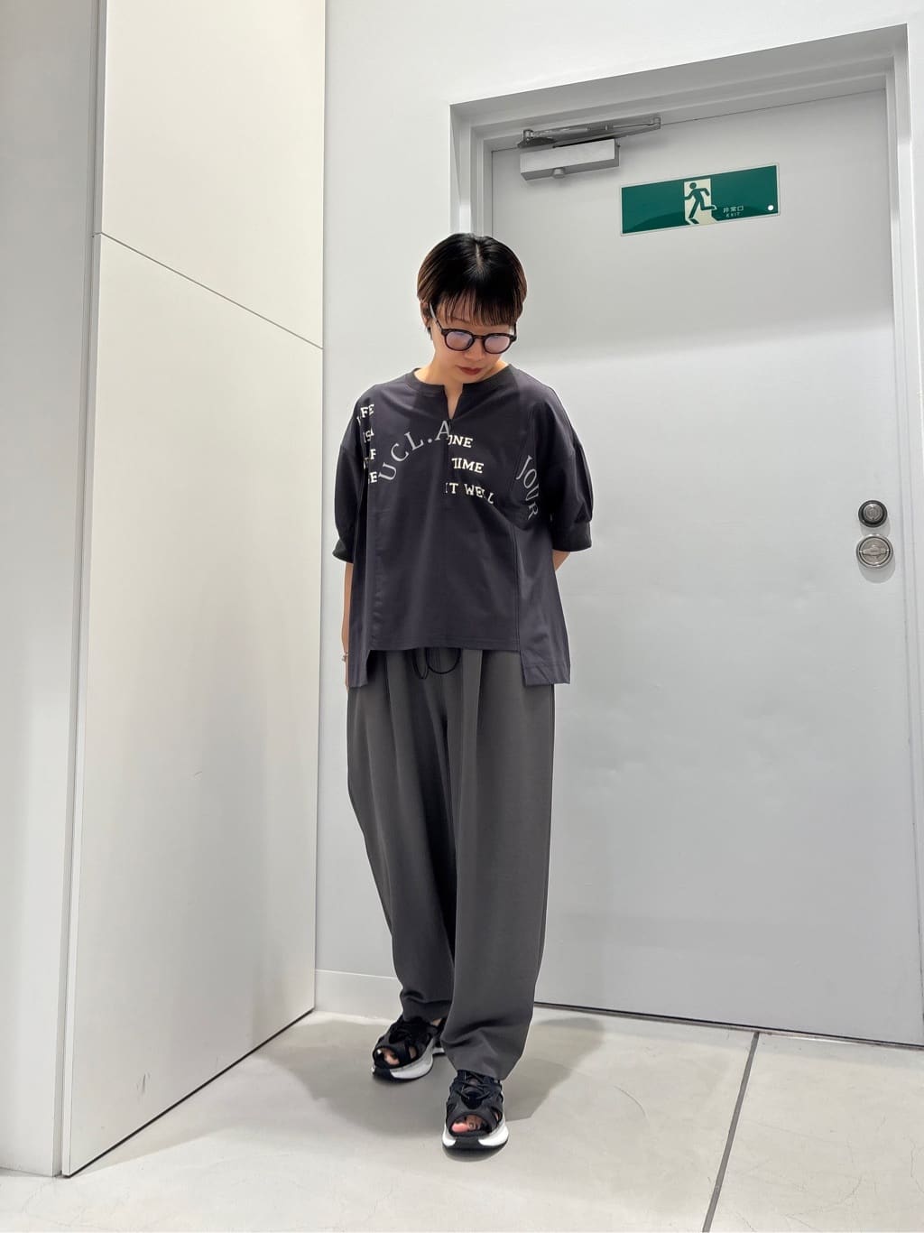 LASUDのコクーンシルエットパンツを使ったコーディネートを紹介します。｜Rakuten Fashion(楽天ファッション／旧楽天ブランドアベニュー)5942500