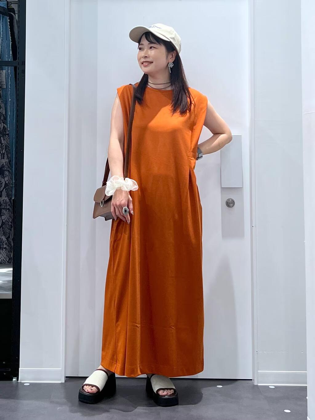 LAKOLEの【接触冷感】ウェストタックカットノースリーブワンピースを使ったコーディネートを紹介します。｜Rakuten Fashion(楽天ファッション／旧楽天ブランドアベニュー)5942794