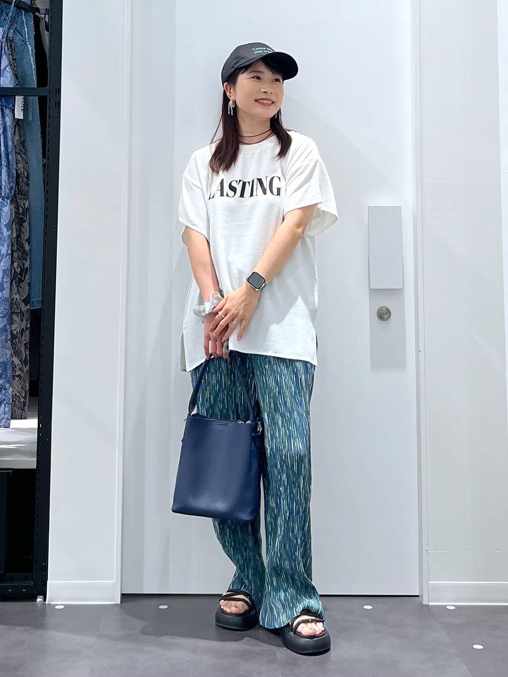 LAKOLEの布帛プリントTを使ったコーディネートを紹介します。｜Rakuten Fashion(楽天ファッション／旧楽天ブランドアベニュー)5942803