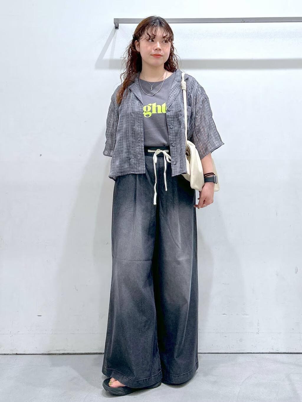 LAKOLEのシアーチェック開襟シャツを使ったコーディネートを紹介します。｜Rakuten Fashion(楽天ファッション／旧楽天ブランドアベニュー)5942807