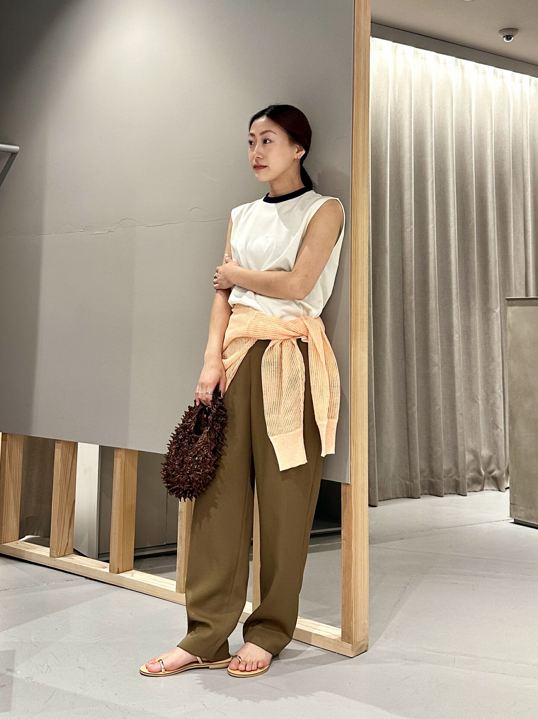 LOVELESSのクリアツイルテーパードパンツを使ったコーディネートを紹介します。｜Rakuten Fashion(楽天ファッション／旧楽天ブランドアベニュー)5942866