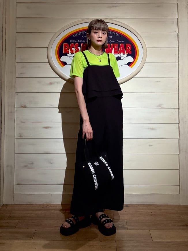 RODEO CROWNS WIDE BOWLのフリルサロペットを使ったコーディネートを紹介します。｜Rakuten Fashion(楽天ファッション／旧楽天ブランドアベニュー)5944265