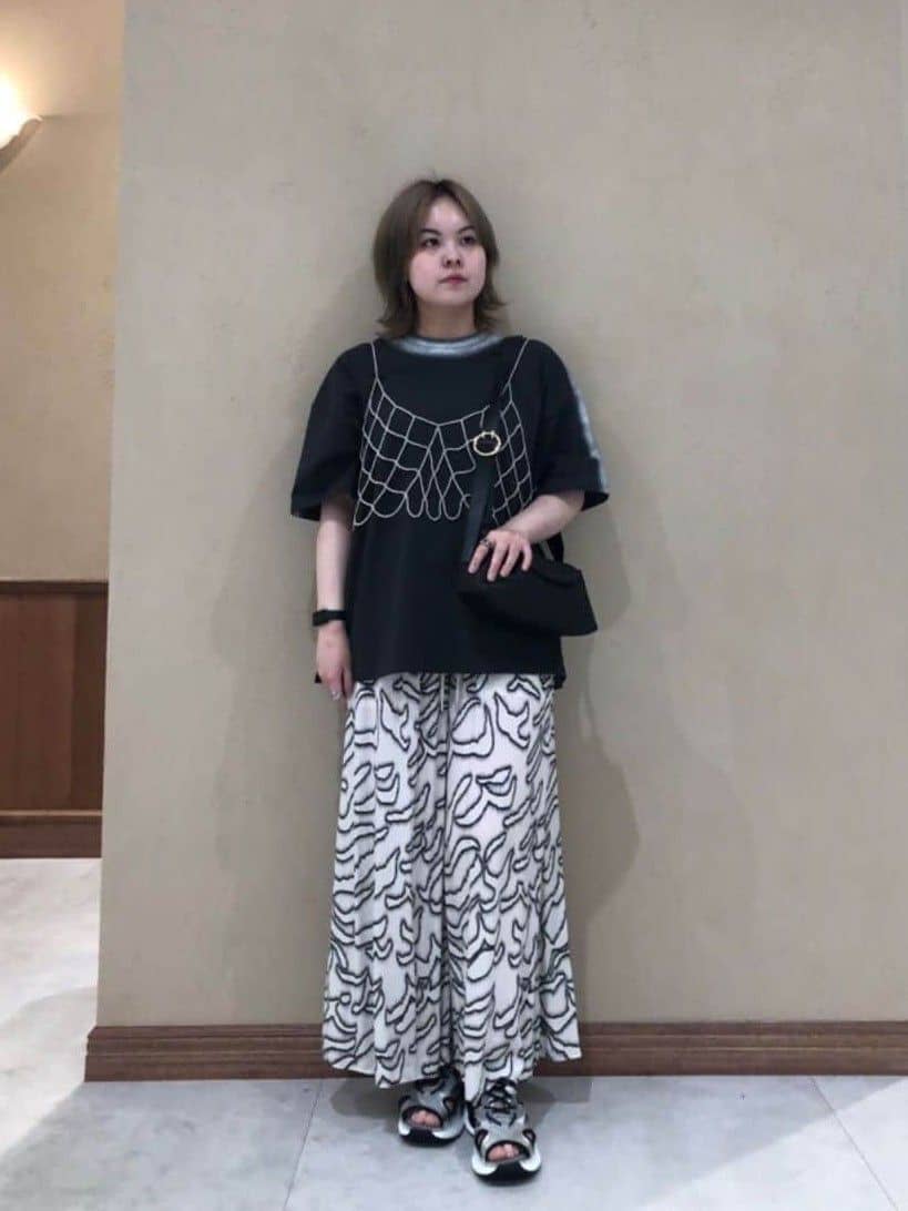 LASUDのアート柄スピンドルコードパンツを使ったコーディネートを紹介します。｜Rakuten Fashion(楽天ファッション／旧楽天ブランドアベニュー)5949879